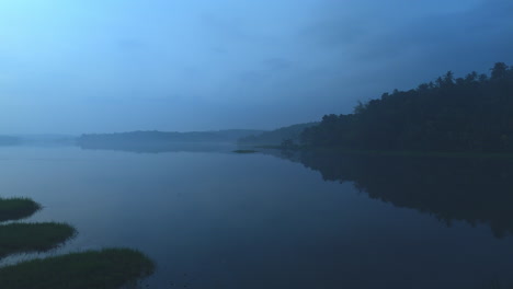 Nebliger-Seeblick-Vor-Sonnenaufgang,-Drohnenaufnahmen-Der-Nebligen-Lagune-Von-Kerala