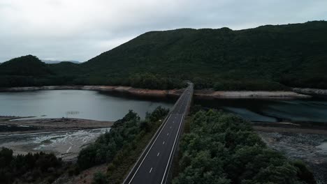 Toma-Panorámica-Aérea-De-Un-Puente-Que-Une-Dos-Tierras-Sobre-El-Lago-Burbury-En-Tasmania,-Australia.