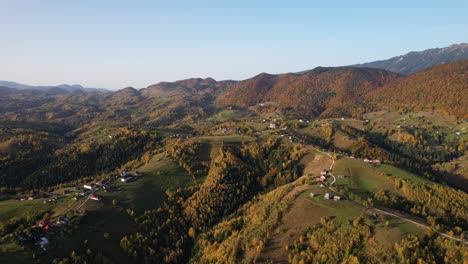 Herbstfarben-Bedecken-Das-Dorf-Magura-Mit-Malerischen-Hügeln-Unter-Einem-Klaren-Himmel,-Luftaufnahme