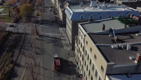 Luftaufnahme-Des-Autoverkehrs-Im-Alten-Hafenviertel-Von-Montreal,-Drohne-Zeigt-Malerische-Stadtlandschaft-An-Einem-Sonnigen-Tag-In-Quebec