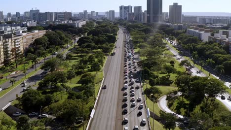 Congestión-En-Horas-Pico-A-Medida-Que-El-Tráfico-Se-Detiene-Al-Ingresar-A-La-Ciudad-De-Brasilia