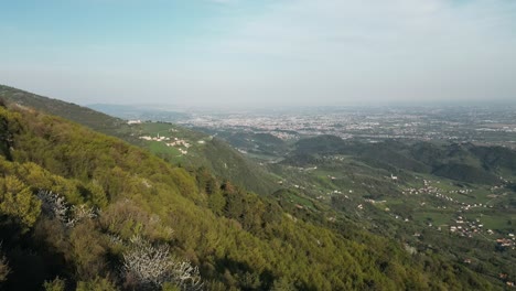 Fernsicht-Auf-Bassano-Del-Grappa-Von-üppigen-Bergen-In-Der-Nähe-Von-Vicenza-In-Italien