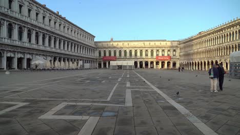 Temprano-En-La-Mañana-Con-La-Plaza-Casi-Vacía-De-San-Marcos-De-Venecia.