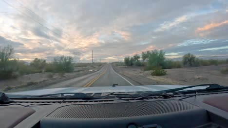 POV---Fahrt-Auf-Der-Route-95-In-Der-Wüste-Im-Südwesten-Von-Arizona