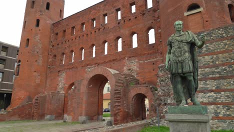Das-Palatin-Tor-Zusammen-Mit-Den-Überresten-Des-Antiken-Theaters-Mit-Der-Bronzestatue-Von-Julius-Cäsar