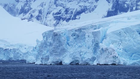 Glaciar-Y-Hielo-Cerca-Del-Océano-En-La-Antártida-En-La-Costa,-Paisaje-Costero-Invernal,-Paisaje-Glacial-Helado-Con-Un-Gran-Glaciar-Junto-Al-Mar-En-Una-Península-Antártica-Con-Una-Grieta-Y-Formaciones-De-Hielo
