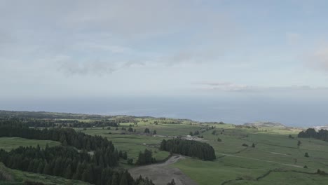 Weite-Aussicht-Auf-São-Miguel-Vom-Miradouro-Do-Pico-Do-Carco,-üppiges-Grün,-Bewölkter-Himmel