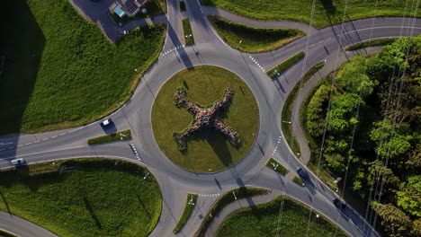 Vista-Aérea-Estática-De-Una-Intersección-De-Rotonda-única