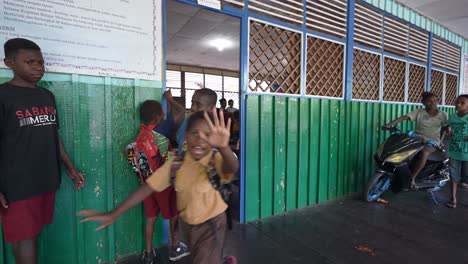 Kinder-Verlassen-Die-Klasse-Und-Winken-In-Der-Ländlichen-Schule-In-Indonesien,-Papua,-In-Die-Kamera