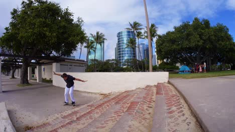 Truco-Con-Patineta-Sobre-Una-Gran-Escalera-Retorcida-Ambientada-En-Hawaii