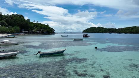 Tropischer-Iboih-Strand-Mit-Klarem-Wasser-Und-Festgemachten-Booten,-Pulau-Weh,-Hotspot-Zum-Schnorcheln