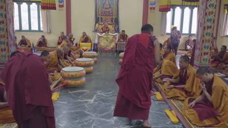 El-Culto-Budista-Se-Lleva-A-Cabo-Dentro-Del-Monasterio-Budista.