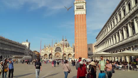 Majestätische-Und-Wunderschöne-Architektur-Des-Markusturms-Auf-Der-Piazza-San-Marco-In-Venedig-An-Sonnigen-Tagen