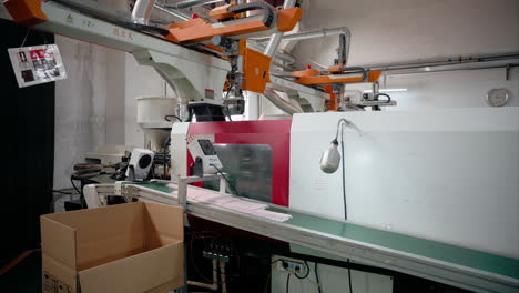 Plastic-injection-moulding-machine-with-a-robotic-arm