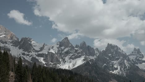 Schneebedeckte-Schroffe-Gipfel-Der-Dolomiten-Im-Nordosten-Italiens