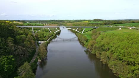 Viaducto-Sobre-El-Río-Mayenne-En-La-Campiña-De-Chateau-Gontier,-Francia