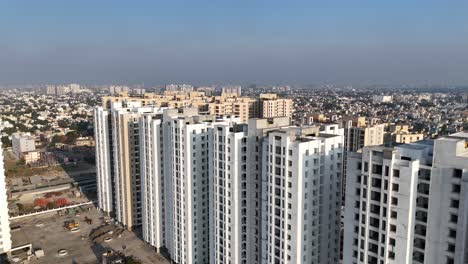 Eine-Malerische-Luftperspektive-Von-Chennai,-Die-Die-Architektonische-Vielfalt-Der-Stadt-Und-Das-Geschäftige-Treiben-Inmitten-Einer-Bewölkten-Atmosphäre-Hervorhebt