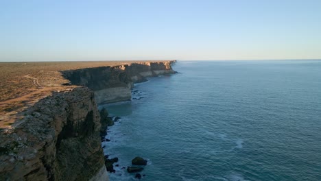 Drohnenaufnahme-Der-Nullarbor-Klippen-Neben-Einem-Meer-In-Südaustralien