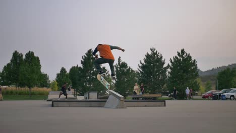 Persona-Hace-Un-Kickflip-De-360-Grados-Sobre-La-Barandilla