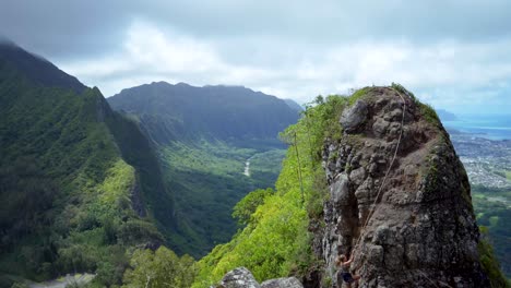 Frau-Beim-Klettern-Auf-Hawaii-Mit-Blick-Auf-Die-Berge-Von-Oahu