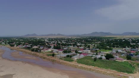 Eine-Drohnenaufnahme-Der-Stadt-Maroua-In-Kamerun-Mit-Blick-Auf-Den-Maroua-Fluss