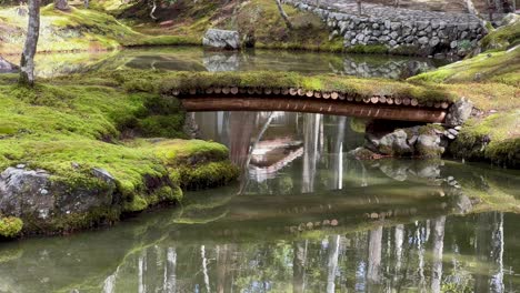 Tranquil-Pond-With-Mirror-Reflection-In-Saihoji,-Moss-Temple-In-Kyoto,-Japan