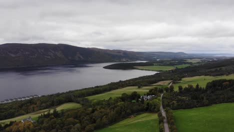 Vista-Aérea-Del-Lago-Ness-En-Las-Tierras-Altas-De-Escocia-En-Un-Día-Nublado