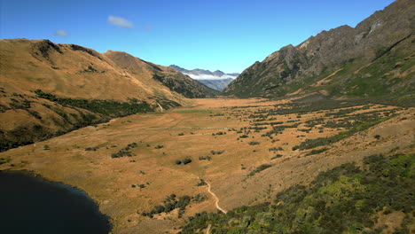 Vom-Moke-Lake-über-Die-Graslandschaften,-Vorgebirge-Und-Berge-In-Der-Nähe-Von-Queenstown,-Neuseeland---Überflug-Aus-Der-Luft