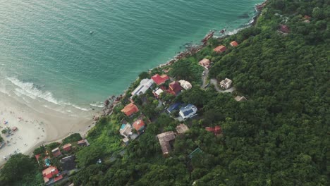 Casas-Encaramadas-En-Una-Colina-Rocosa-Con-Vistas-A-La-Playa-De-Lagoinha-En-Florianópolis,-Santa-Catarina,-Brasil.