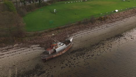 Toma-En-órbita-Alta-Del-Famoso-Naufragio-De-Corpach-En-Una-Playa