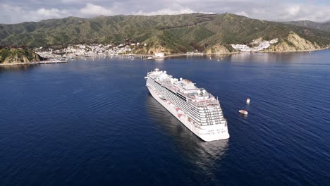 Ein-Großes-Kreuzfahrtschiff-In-Der-Nähe-Von-Catalina-Island,-Kalifornien,-Mit-Klarem,-Blauem-Wasser-Und-Malerischen-Hügeln,-Luftaufnahme