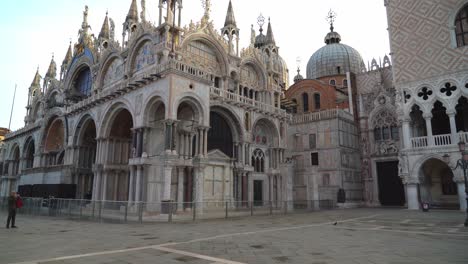 Markusdom-Auf-Der-Piazza-San-Marco-In-Venedig