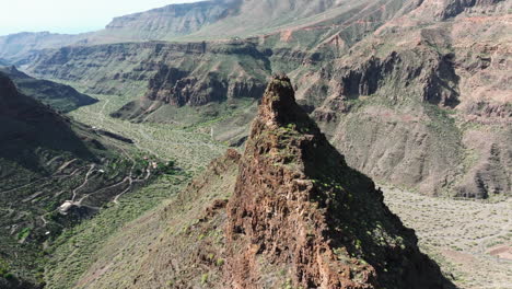 Volando-De-Cerca-Sobre-La-Fortaleza-Ansite-En-La-Isla-De-Gran-Canaria-En-Un-Día-Soleado