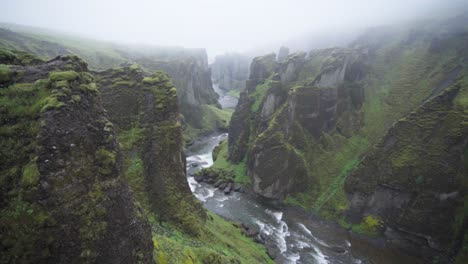 Nube-Baja-Sobre-Un-Cañón-Verde-Y-Un-Río-En-Islandia---Cámara-Lenta---Cámara-Lenta