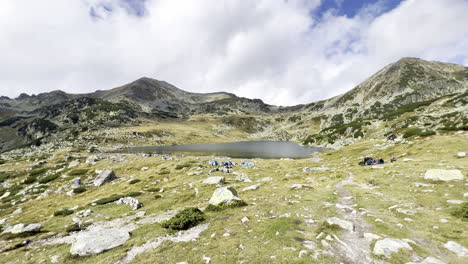 Disfrute-Del-Lago-Alpino-En-Las-Montañas-Retezat,-Cárpatos-Rumanos