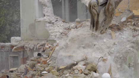 Demolición-De-Un-Edificio-Con-Brazo-De-Excavadora