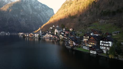 Vista-Aérea-Del-Famoso-Pueblo-Austriaco,-Hallstatt