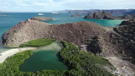 Die-Landschaftliche-Schönheit-Der-Natur-In-Bahia-Concepcion,-Baja-California-Sur,-Mexiko---Luftaufnahme-Einer-Drohne