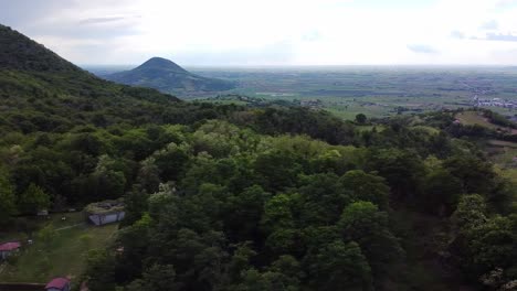 Malerische-Aussicht-Auf-Die-Berglandschaft-Mit-Weingütern-In-Euganei,-Italien