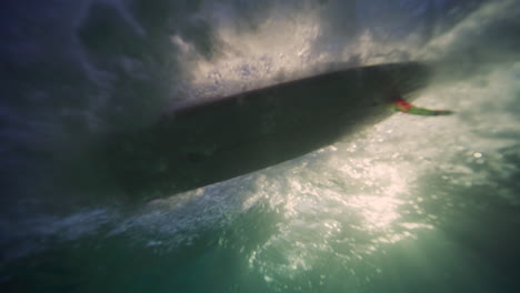 Longboarder-Fängt-Mühelos-Rollende-Welle-Ein,-Unterwasseransicht