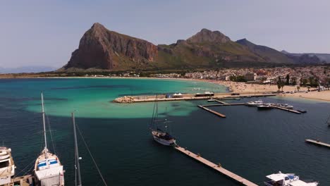 Disparo-De-Drone-Delantero-Sobre-Barcos-Atracados-En-Las-Afueras-De-La-Playa-De-San-Vito-Lo-Capo