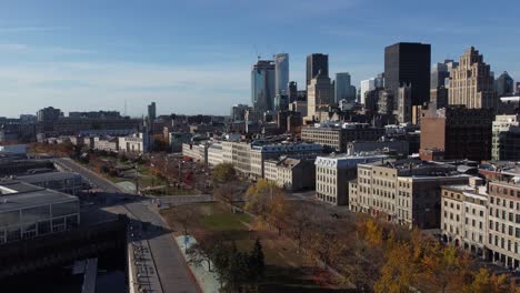 Vista-Aérea-Del-Antiguo-Puerto-De-Montreal-Durante-Un-Día-Soleado-Con-Un-Paisaje-Urbano-Moderno-A-Distancia