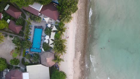 Luftaufnahme-über-Einem-Einsamen-Strand-Auf-Koh-Chang-Neben-Dem-Resort