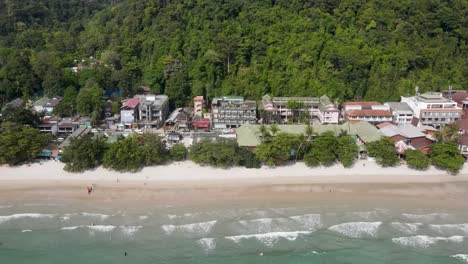 Playa-De-Arena-Blanca-De-Koh-Chang-Con-Hoteles-Y-Complejos-Turísticos-Frente-Al-Mar.