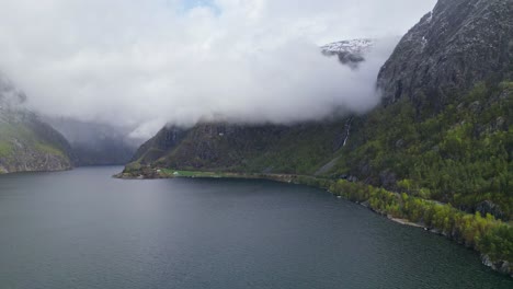 Wolkendecke-Auf-Den-Hügeln-Neben-Ruhigem-Wasser