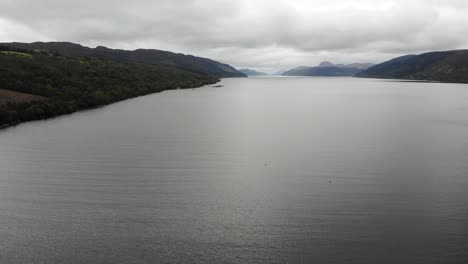 Vuelo-Aéreo-Sobre-Las-Aguas-Del-Lago-Ness-Con-Nubes-Encima