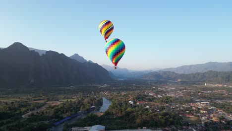 Luftaufnahme-Eines-Heißluftballons-über-Dem-Fluss-In-Vang-Vieng,-Der-Abenteuerhauptstadt-Von-Laos