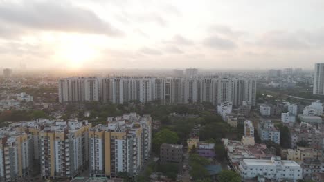 Una-Fascinante-Vista-Aérea-Del-Paisaje-Urbano-De-Chennai,-Que-Muestra-Las-Bulliciosas-Calles-Y-Los-Imponentes-Edificios-Bajo-Un-Espectacular-Cielo-Nublado
