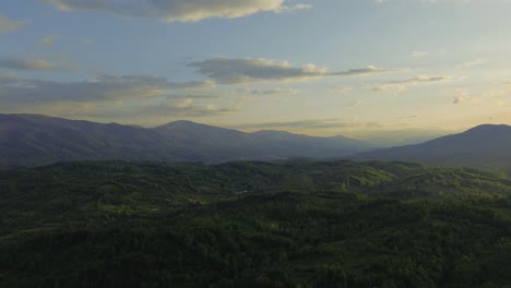 Imágenes-Cinematográficas-De-Drones-Aéreos-De-4k-Volando-En-Las-Montañas-Durante-La-Puesta-De-Sol