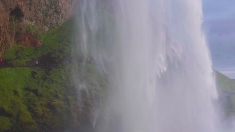 Una-Cascada-En-Islandia-Durante-Una-Puesta-De-Sol-De-Medianoche---Cámara-Lenta